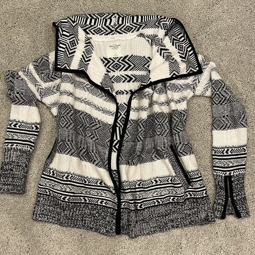 Abercrombie & Fitch - Black & White Patterned Cardigan, size Small